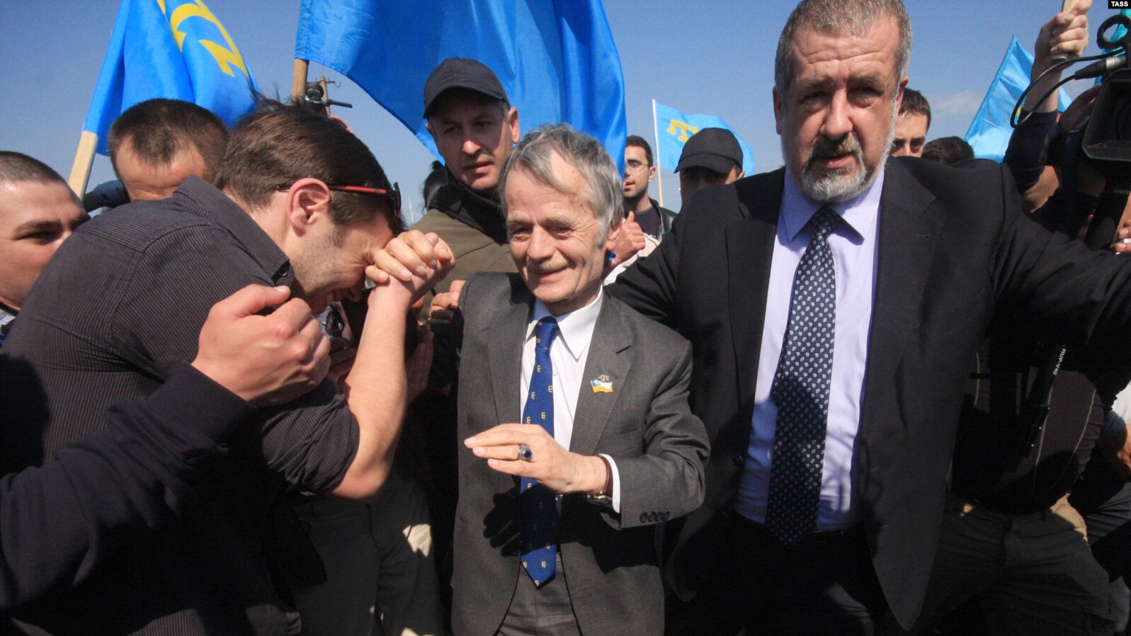 Кримські татари зустрічають Мустафу Джемілєва, 3 травня 2014 року.