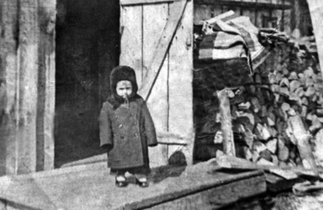 Wikimedia | Кримськотатарський хлопчик, депортований з Криму за «зраду Радянського Союзу» — «співпрацю з німцями», у місці спецпоселення. 1944, Красновішерськ, Молотовська область.